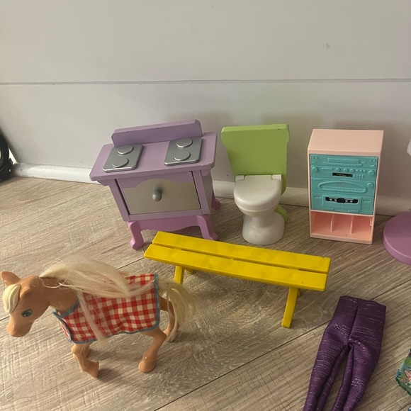 Vintage Barbie Furniture and Clothes Bundle - Picture 5 of 8